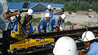 Amberg Technologies – 测量 – 地理信息 – 数字化基础设施 – 铁路工程 – Amberg Rail – 铁路轨道测量 – 轨道竣工测量 – 轨道检测 – 轨道几何（EN 13848）– 轨道病害检测 – 轨道文档记录 – 轨道高低测量 – 轨距测量 – 无砟轨道调整 – 无砟轨道验收 – 捣固作业测量 – 结构限界测量 – 铁路限界分析 – 动态限界 – 动态包络 – IMU 惯性测量单元 – 隧道工程 – Amberg Tunnel – 隧道测量与监测 – 隧道激光扫描 – 隧道断面测量 – 隧道开挖控制 – TBM 盾构 – 爆破法 – 喷射混凝土 – 地球物理 – Amberg TSP – 隧道地震预测 – 地质超前预报 – 断层探测 – 岩体结构 – 冲击锤测试 – 连续地质预测 – 数字孪生 – 高精度监测 – 土木工程 – 地下工程创新 – 精密测量系统